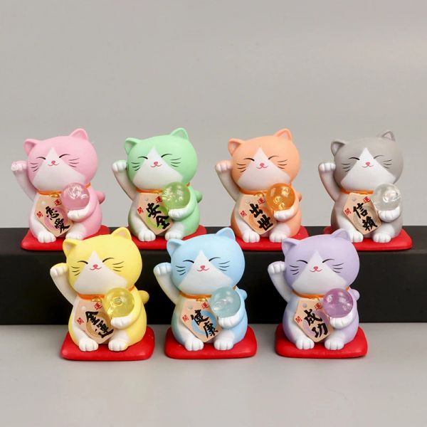 Pacote de esculturas com 7 peças, estatuetas de pequenos gatos da sorte, Maneki Neko colorido, enfeites Fengshui para casa, desktop, decoração de carro, presente charmoso