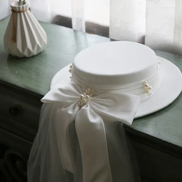 Berretti Cappello da sposa in raso bianco di fascia alta Cappello grande con fiocco di perle Cocktail formale formale Fedora eleganti con copricapo da sposa in rete a velo lungo