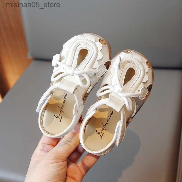 Sandalet kızlar sandalet yaz çocuk düz ayakkabıları şık içi boş çocuk önlükleri plaj ayakkabıları yumuşak taban prenses prenses yürüyüş ayakkabıları q240328