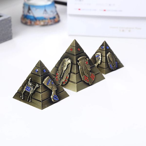 Minyatürler 3 PC/Lot Mısır Khufu Piramit Model Turist Hadi Sendelemesi Ev Ofis Süsleri Dekor El Sanatları Ev Mobilya Alaşım Alaşım Yaratıcı Hediye