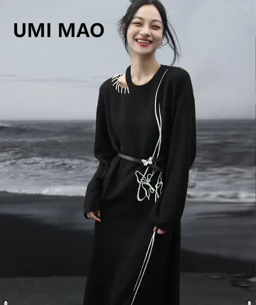 Lässige Kleider UMI MAO Dunkelschwarzes Kleid 2024 Herbst Nische Design Sense Strickkontrast Lose Pullover bestickt für Frauen