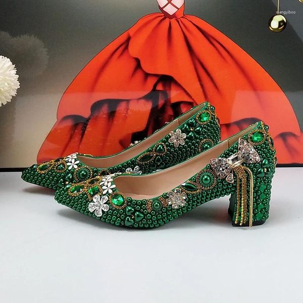 Модельные туфли с зеленым жемчугом, модные свадебные туфли на толстом каблуке с острым носком, женские туфли-лодочки средней высоты для вечеринок, ручной работы