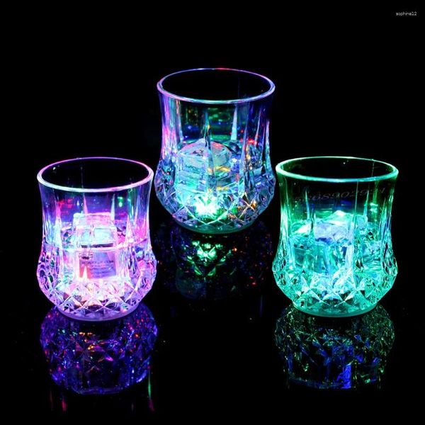 Bicchieri da vino Tazza luminosa automatica LED Vetro lampeggiante Ananas Birra rossa Whisky Bevanda d'acqua Fornitura di decorazioni per feste