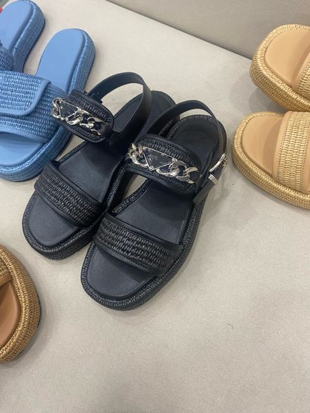 2024 Sommer neue Ledersandalen Frauen tragen Reisemode Damenschuhe beliebt