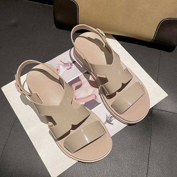 Sandalen PVC Mädchen 2023 Neue Mode Instagram Trend Promi Casual Flache Unterseite Fee Strand Einfache Römische Schuhe Runde Zehe H240328OKVC