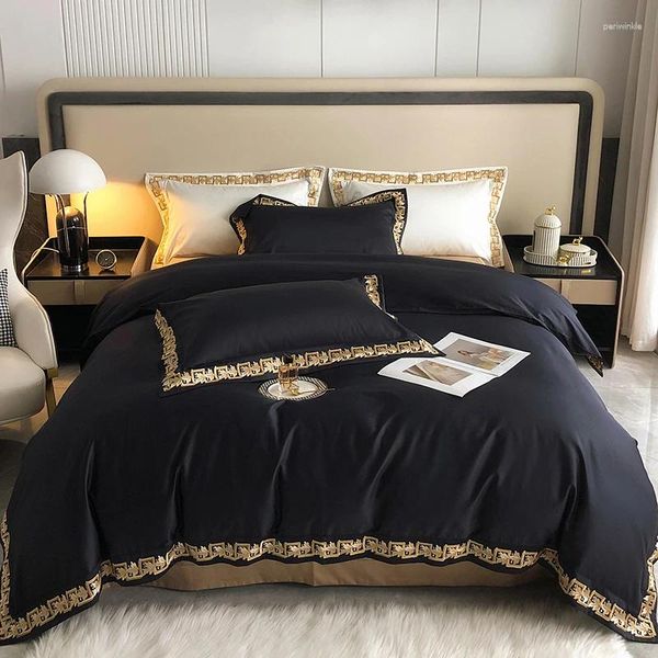 Set di biancheria da letto Ricami dorati di lusso di fascia alta in cotone egiziano stile bianco nero Copripiumino lenzuolo Federe Tessili per la casa