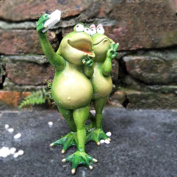Skulpturen Harz Neue lustige zwei grüne Frosch Snap Take Selfie Figur dekorative Frosch Statue als Geschenk Home Office Schreibtisch Garten Dekor Ornament