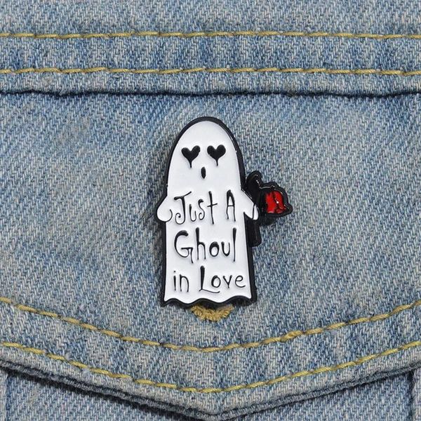 Spille smaltate fantasma di Halloween personalizzate Just A Ghoul in Love Spille Distintivi da bavero Gioielli divertenti gotici Regalo per bambini