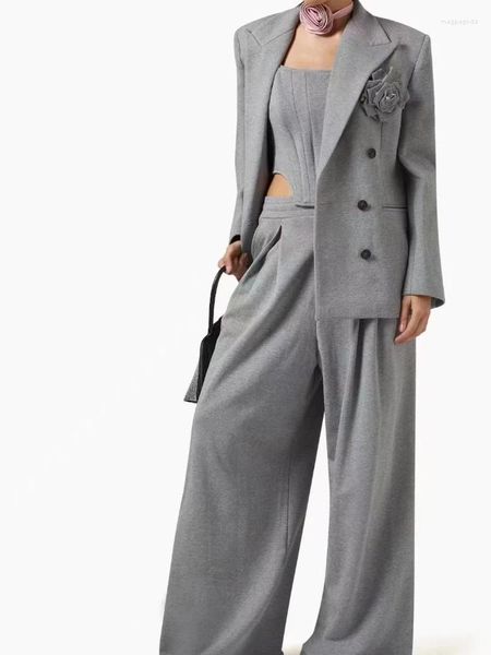 Kadınlar iki parçalı pantolon moda banliyö gri takım elbise sonbahar kış üç boyutlu çiçek broş blazer ceket yeleği geniş bacak 3 parçalı set