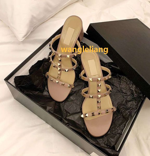 Hochwertige Sandalen Luxus Designer Sandale Sommer Damen Slide Schuhe Slipper 2024 Neue Leder Stud Nude Niete Dicke Absätze Vielseitig Mode 6 cm hoch