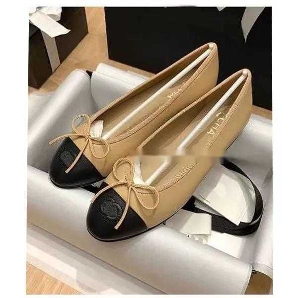 Chanei-Kleiderschuhe Ballett Flats Schuhe beste Qualität hochheelte Schuhe Frühling Kuhläden Buchstaben Bow Mode Frauen Schwarze Flachbootschuh Lady Leder-Ladung