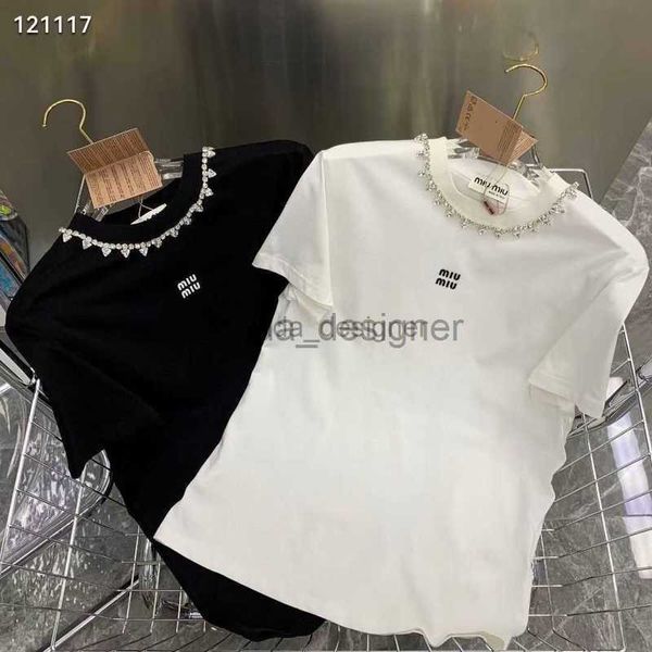 Designer Mulheres Camiseta Miui Família 2024 Verão Novo Colar Pesado Indústria Prego Diamante Carta Impresso Pescoço Redondo Manga Curta T-shirt Mulheres Top Original Label