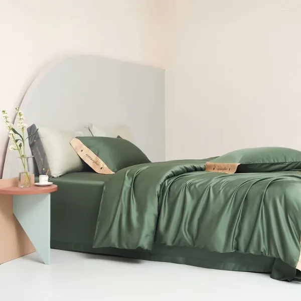 Set di biancheria da letto 2024 Copripiumino in cotone semplice a quattro pezzi per uso domestico, in twill ricamato, confortevole, verde scuro