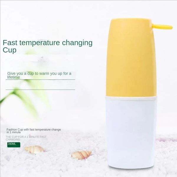 Kochendes Wasser kühlt schnell ab, um eine 300-ml-Shaker-Cup-Thermostat-Thermosflasche als Geschenk zu erwärmen
