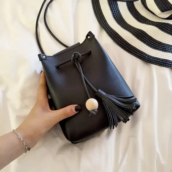 Moda kadın pu deri püskül kova ile kore japon tasarım crossbody çanta sıcak satış bayan püskül omuz çantaları f515