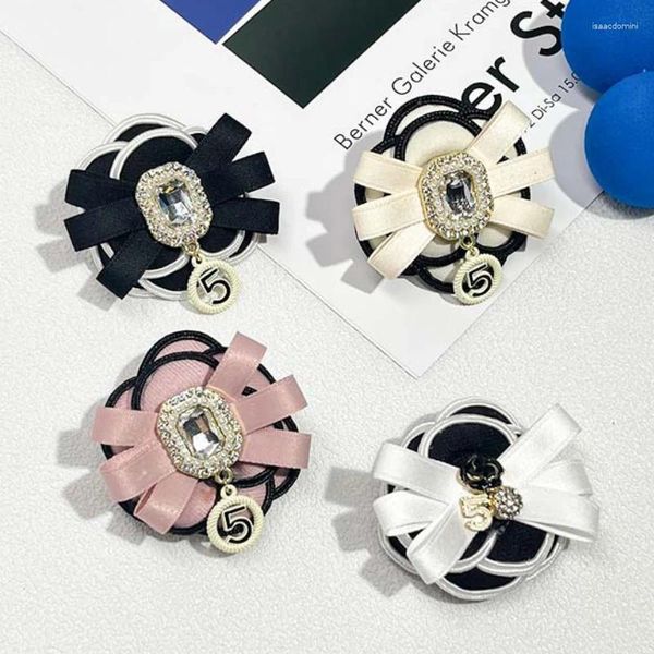 Broschen Koreanische Stoff Kamelie Blume Brosche Pins Für Frauen College Stil Perle Kristall Fliege Mode Abzeichen Schmuck Zubehör