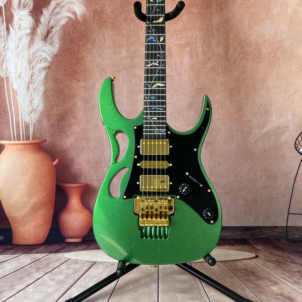 Custom 7V Chitarra elettrica verde manico in acero Tastiera in palissandro Intarsi floreali PLA Corpo solido con battipenna Pickup HH Hardware dorato fatto a mano