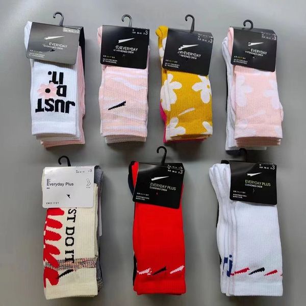 Tasarımcı Spor Çoraplar Erkek ve Kadın Çorapları Üç çift şık spor mektubu çorap işlemeli saf pamuk nefes alabilir