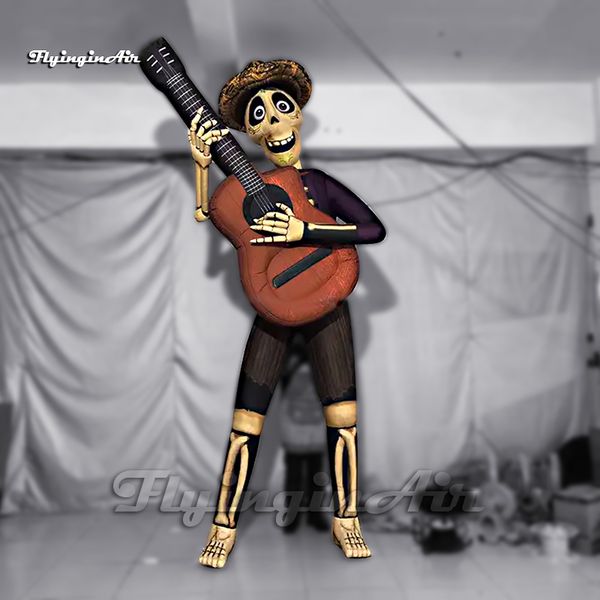 Incredibile personaggio dei cartoni animati di Halloween gonfiabile Hector Rivera Animazione Coco Musicista defunto con una chitarra per il giorno dei morti