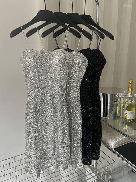 Lässige Kleider, französische Eleganz, Spaghetti-Trägerkleid, Pailletten, glitzernde Mode, schulterfrei, einteilige Kleider, Luxus-Kokette, 90er-Jahre-Gyaru-Party