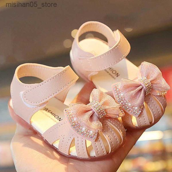 Sandalen Sommer Mädchen Sandalen bogenförmig modische rosa Prinzessin Kleinkindschuhe weiche Sohlen Babyschuhe Q240328