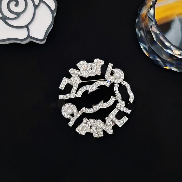 Commercio all'ingrosso di marca di marca doppia spilla con doppia lettera unisex spilla di perle di cristallo spilla da abito accessori per gioielli da festa di nozze regali