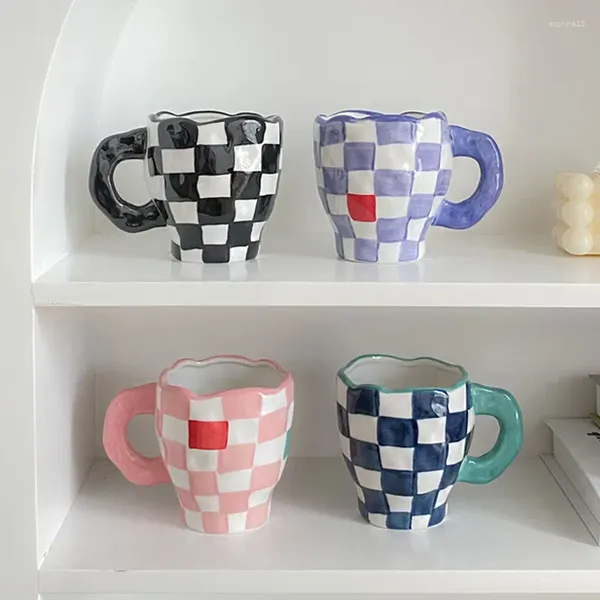 Canecas Nordic elegante mão pintura checkerboard porcelana café criativo artesanal irregular copos de cerâmica presente exclusivo para amigos