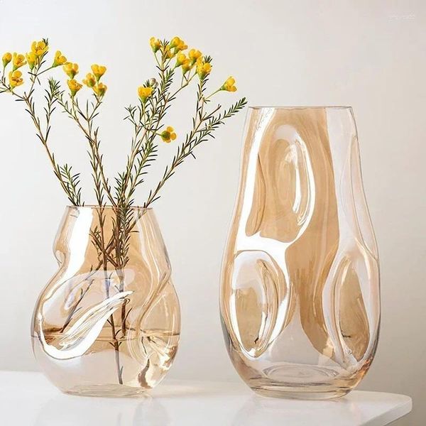 Vazolar İskandinav tarzı altın düzensiz karşı cinsli vazo oturma odası ve örnekte kurutulmuş çiçek aranjmanı