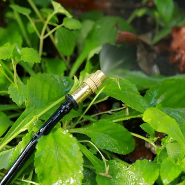 Sprinkler 50 Stück Tropfbewässerung Düsensystem Teile Bewässern Sie die Blumen Gewächshaus Sprinkler Zerstäubung Bewässerung Kupfer