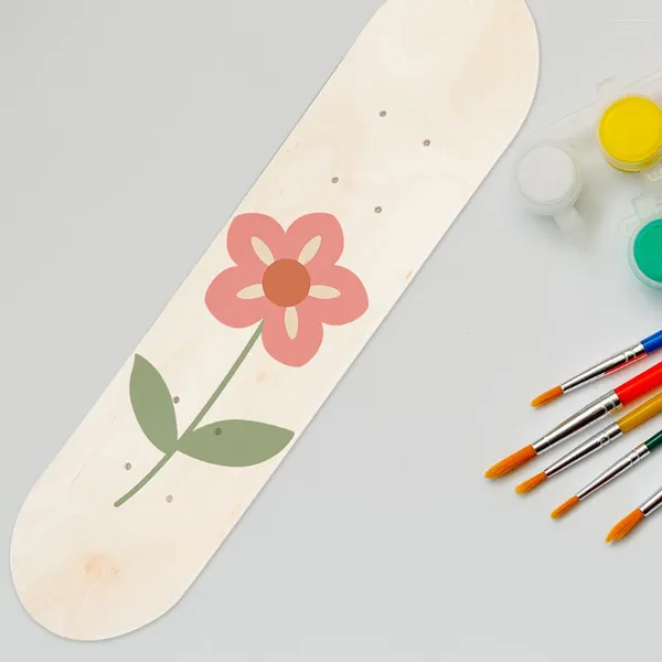 Freizeitschuhe, leeres Deckbrett aus Holz, DIY handbemaltes Kinder-Skateboard, das Geschenk unvollendet