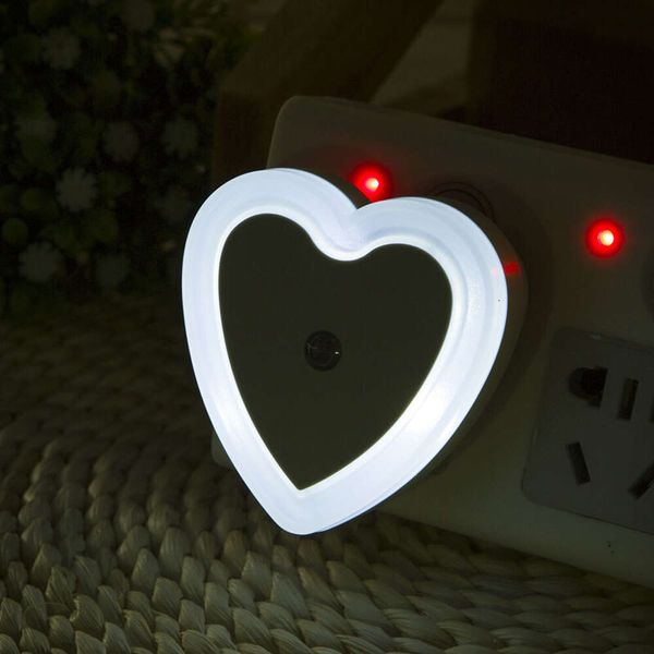 Nuove luci a LED Sensore di controllo wireless Mini spina UE USA a forma di cuore Lampada da comodino per soggiorno, camera da letto, luce notturna