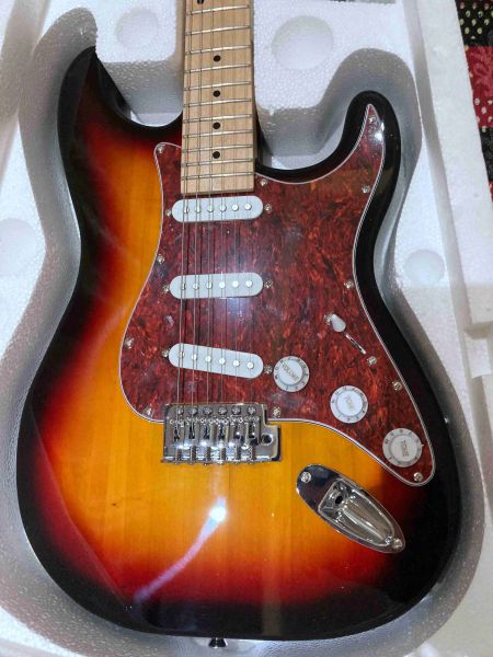 Гитарные музыкальные инструменты St Stratocaster Maple Fignbord Electric Guitar Sunburst Color в запасе и на настоящих фотографиях 2024