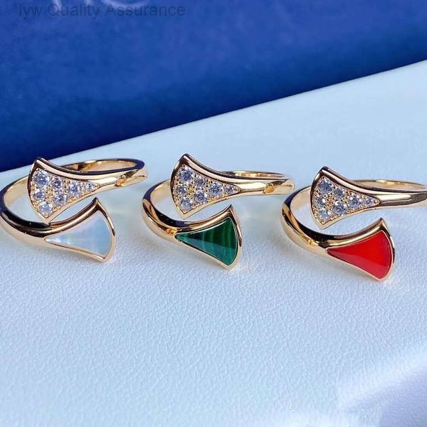 Designer de joias Bulgarie Baojia v Anel em forma de leque de ouro para mulheres Anel de saia banhado com ouro rosa 18k branco Fritillaria vermelho Jade medula pavão verde diamante