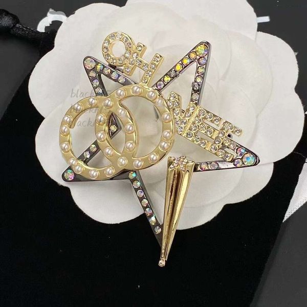 Spille Spille Lusso Donna Uomo Designer Marchio Lettera Spille Placcato 18K Intarsio Cristallo Strass Gioielli Spilla Fascino Perla Pin Sposare Regalo di Natale Accessorio