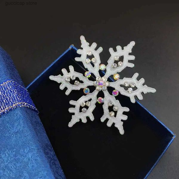 Pins Broschen Neue Mode Weihnachtsdekoration Brosche Weiß Glitter Mit Strass Schneeflocke Dekoration Geschenk Schmuck Brosche Y240329