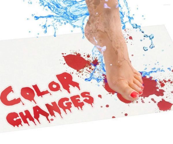 Badematten, blutiges Badezimmer, farbwechselnder Boden, Halloween-Füße werden im Wasser rot, Teppich