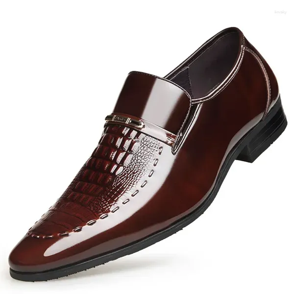 Sapatos de vestido Homens Sapato Impresso Tamanho Grande Couro de Patente Business Formal Cover Toe Head