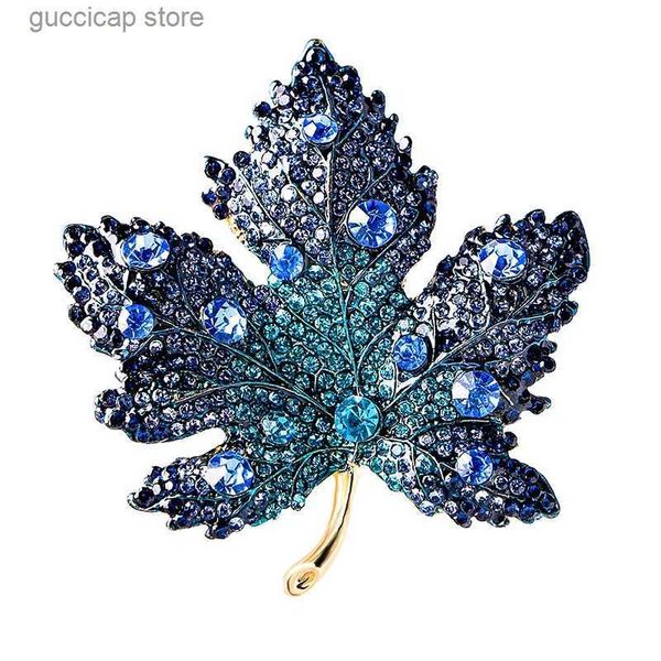 Pins broches 2023 novo azul strass maple leaf broches para mulheres design de luxo vintage casual charme broche de metal pinos festa presente de casamento y240329