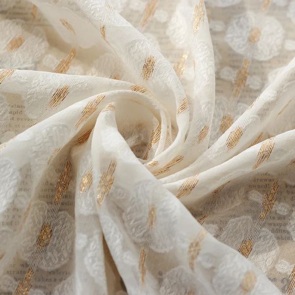 Tessuto nuovo tessuto chiffon jacquard con fiori tagliati in seta color oro, tessuto in tulle micropermeabile non elasticizzato per abiti, al metro