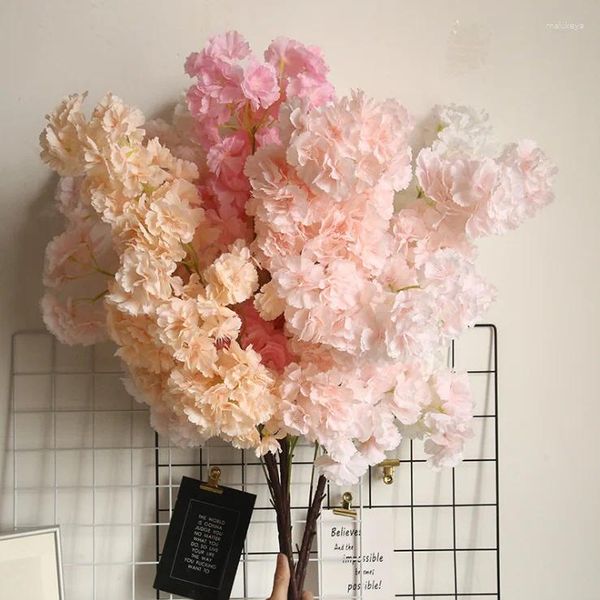 Vendita in fabbrica di fiori decorativi, un sacco di bouquet di fiori artificiali per matrimoni e festività