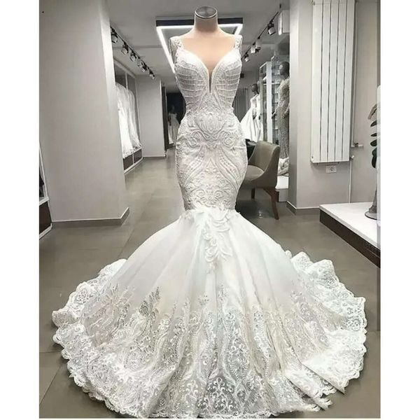 Un pezzo NUOVI abiti da sposa a sirena in pizzo unici di fascia alta Appliques Dubai Abiti da sposa in rilievo Robe De Mariee su misura