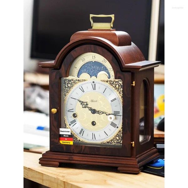 Orologi da tavolo Piccolo orologio meccanico retrò 3D Decorazione domestica di lusso in metallo vintage Un orologio in mogano che suona ogni ora