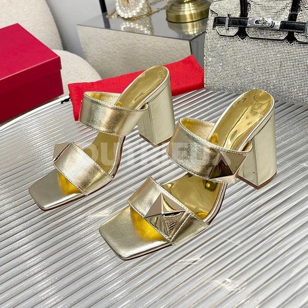 Chinelos femininos de salto alto verão peep toe decoração de metal um personagem tira elegante sapato feminino versátil