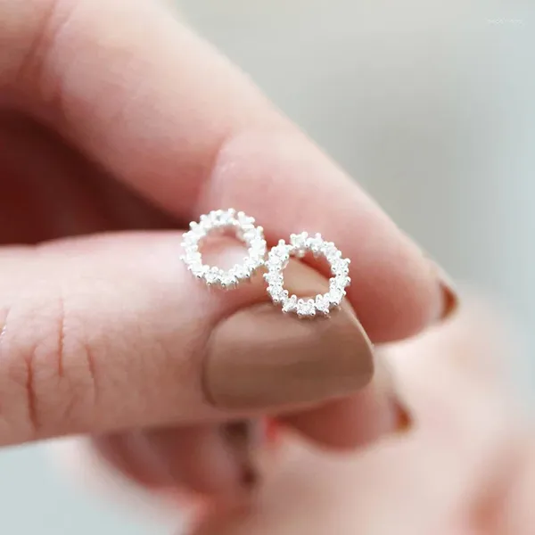 Orecchini a bottone delicato a forma di cerchio per le donne Micro pavé di zirconi squisiti accessori per piercing all'orecchio Gioielli moderni