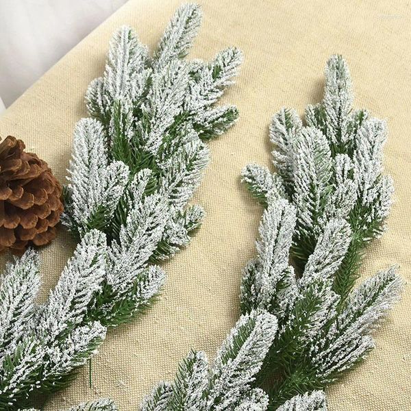 Dekorative Blumen 6pcs Weihnachtskiefernzweige Schneekunstpflanzen Nadeln für Bäume Kränze Wohnheimdekorationen Weihnachten Jahr Geschenke