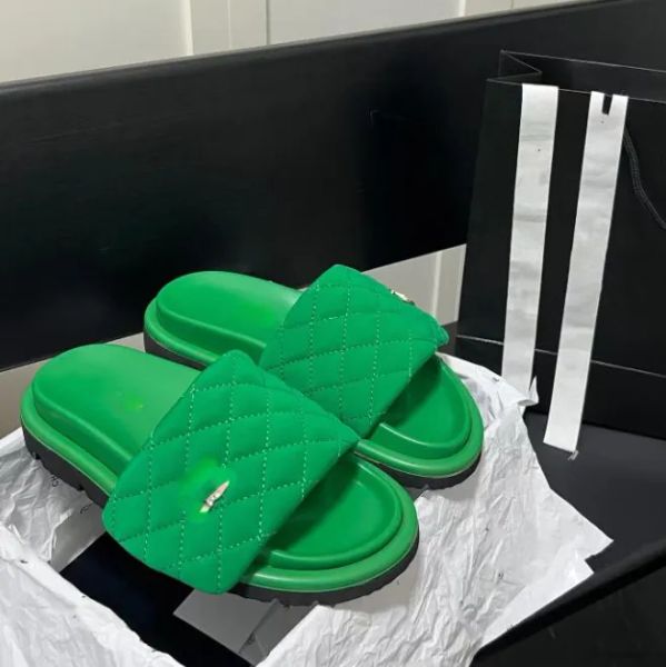 Chinelos de verão Pão Sandálias Sliders Sapato Casual Designer Slide WomenPool Plataforma Tecido de Seda Homens Praia Sliders Novo Luxo Mule Loafer Meninas