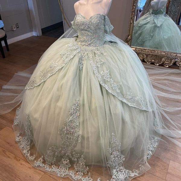 Abiti da principessa stile Quinceanera verde chiaro con spalle scoperte Applicazioni di pizzo Perline Tull Sweet 16 Ball Gown Vestido De 15 Anos