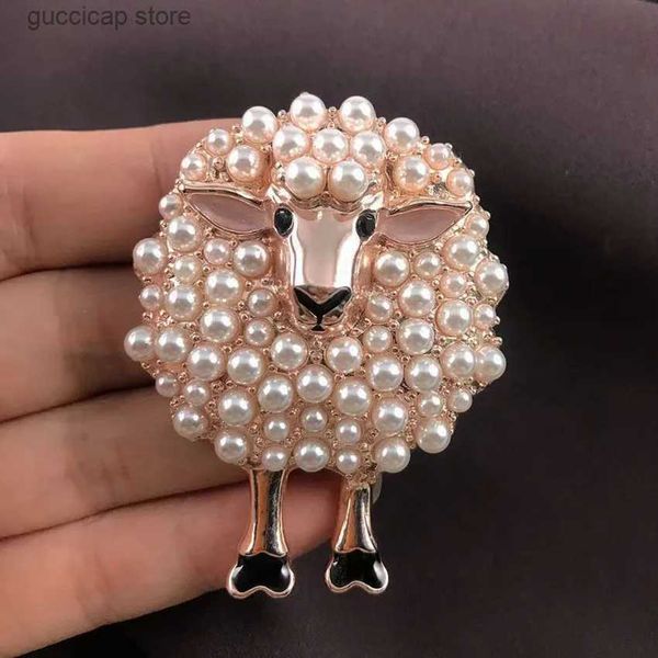 Pins Broschen niedliche Cartoon Tierkiste mit Perlen glückliche und niedliche Schafkiste als Weihnachtsfeier -Accessoires für Mädchen Schmuck Geschenke Y240329