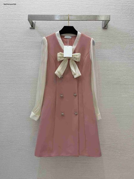 Tasarımcı Elbise Kadın Elbise Marka Etekleri Moda Kontrast Dikiş Çift göğüslü Düğmeler Logo Bow Brooch Elbise Kadın Yemeği Partisi Lüks Uzun Etek 29 MAR 29