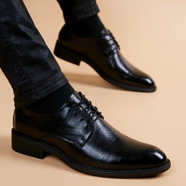 Sapatos de vestido homens casamento couro negócios homens apontados casual juventude estilo britânico aumento interno primavera 2024 chegadas